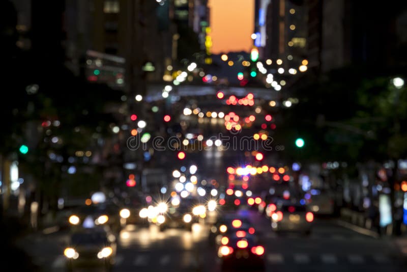 Luces borrosas abstractas de una escena ocupada de la calle de la noche en New York City imagen de archivo libre de regalías Luces borrosas abstractas de una escena ocupada de la calle de la noche en New York City imagen de archivo libre de regalías