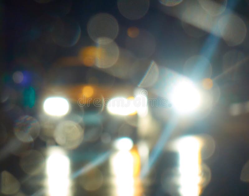 Luces brillantes de los coches en el fondo abstracto borroso de la calle de la ciudad de la noche imágenes de archivo libres de regalías Luces brillantes de los coches en el fondo abstracto borroso de la calle de la ciudad de la noche imágenes de archivo libres de regalías