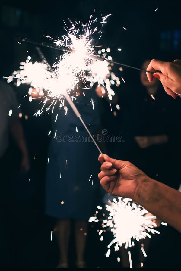 Fiesta Y Celebración De Chispas De Fuego Y Bengalas Foto de stock y más  banco de imágenes de 2015 - iStock