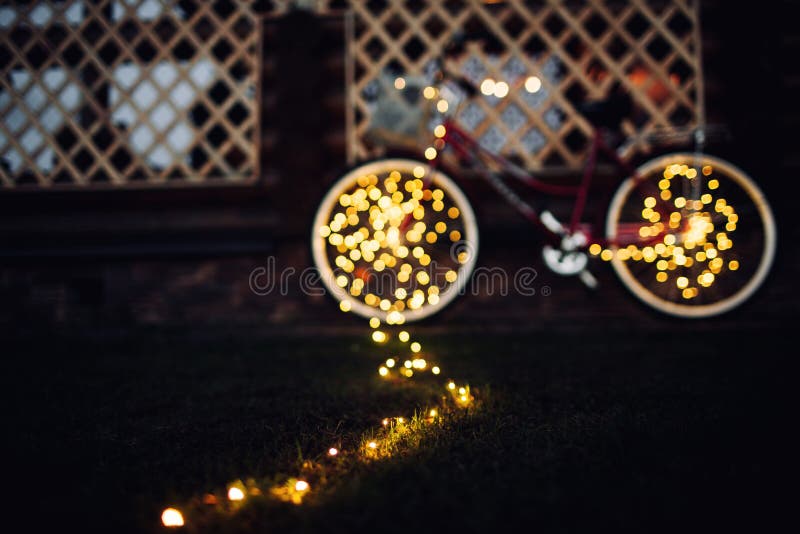Luces de la Navidad en textura del fondo de la bici en ciudad foto de archivo Luces de la Navidad en textura del fondo de la bici en ciudad foto de archivo