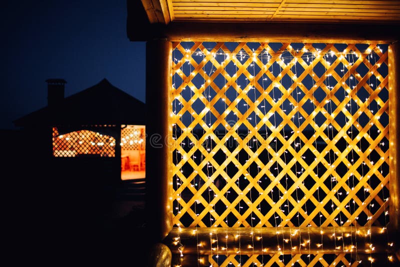 Luces de la Navidad en textura del fondo de la casa en ciudad fotografía de archivo libre de regalías Luces de la Navidad en textura del fondo de la casa en ciudad fotografía de archivo libre de regalías
