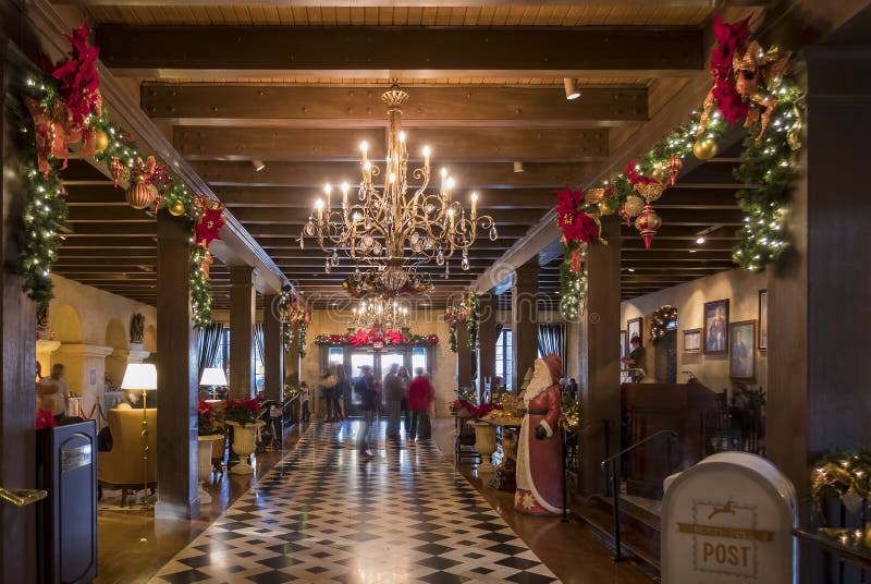 Luces de la Navidad hermosas dentro del mesón de la misión fotografía de archivo Luces de la Navidad hermosas dentro del mesón de la misión fotografía de archivo