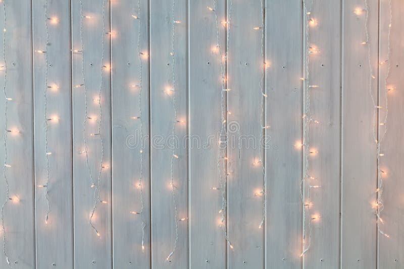 Luces de la Navidad que queman en un fondo de madera blanco Nuevo año antes fotos de archivo Luces de la Navidad que queman en un fondo de madera blanco Nuevo año antes fotos de archivo