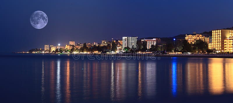 Luces de los hoteles del mar del panorama del paisaje de la noche imagen de archivo Luces de los hoteles del mar del panorama del paisaje de la noche imagen de archivo