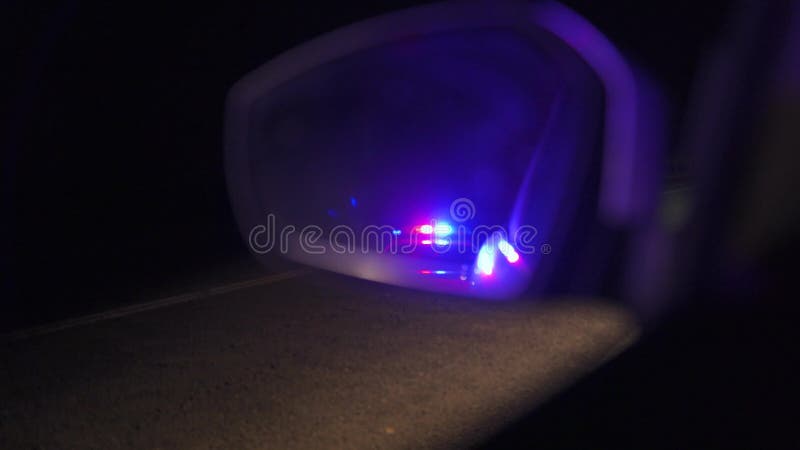 Luces De Policía Destelladas Reflejadas En El Espejo Retrovisor De