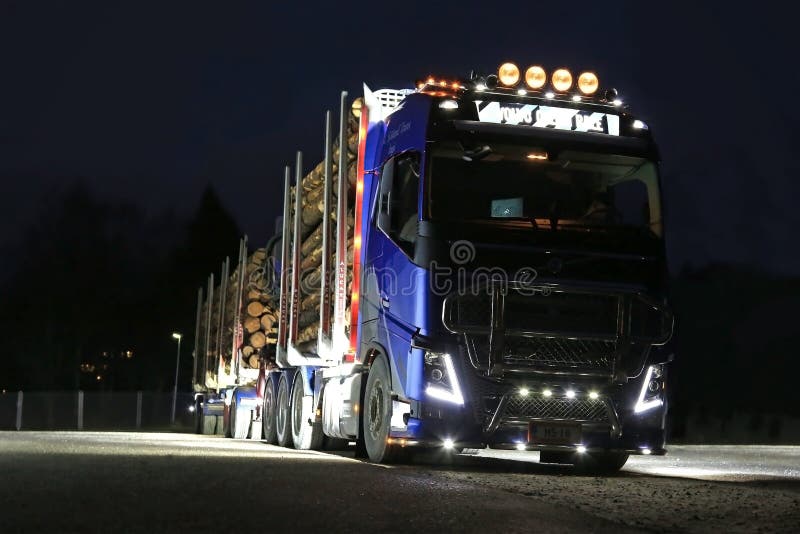 Luces de registración del camión de Volvo FH16 en oscuridad foto de archivo libre de regalías Luces de registración del camión de Volvo FH16 en oscuridad foto de archivo libre de regalías
