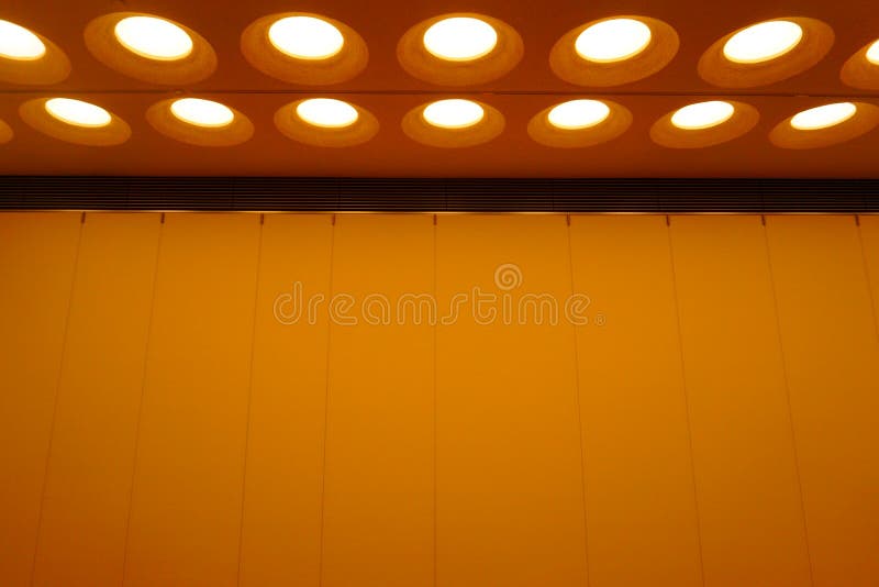 Luces de techo interiores modernas escena contemporánea del teatro fotografía de archivo Luces de techo interiores modernas escena contemporánea del teatro fotografía de archivo