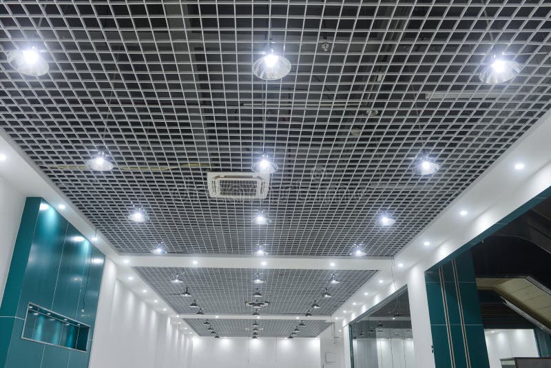 Luces De Techo Llevadas En Techo Comercial Moderno Del Edificio Imagen