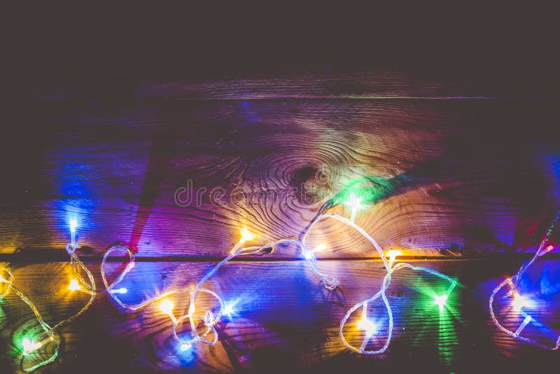 Luces decorativas de la Navidad Luces de la guirnalda de la Navidad en la madera Bombillas coloridas de Navidad en tablón marrón foto de archivo libre de regalías Luces decorativas de la Navidad Luces de la guirnalda de la Navidad en la madera Bombillas coloridas de Navidad en tablón marrón foto de archivo libre de regalías