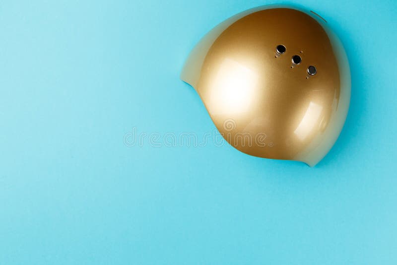 Luces ULTRAVIOLETA de la l?mpara para los clavos en fondo azul Visi?n superior Endecha plana Copie el espacio concepto creativo m imagen de archivo Luces ULTRAVIOLETA de la l?mpara para los clavos en fondo azul Visi?n superior Endecha plana Copie el espacio concepto creativo m imagen de archivo