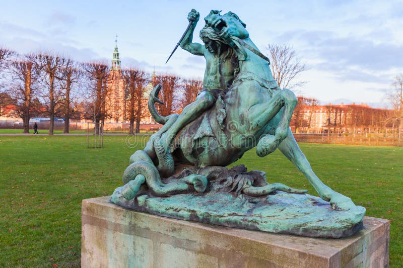 Lucha con la escultura de la serpiente en Rosenborg fotos de archivo libres de regalías Lucha con la escultura de la serpiente en Rosenborg fotos de archivo libres de regalías