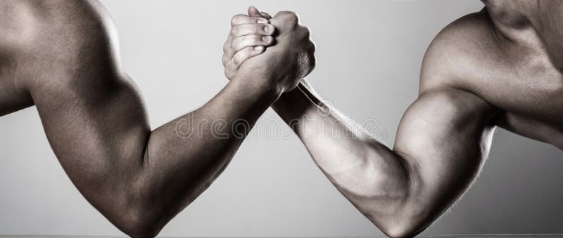Lucha de brazo de dos hombres Rivalidad, primer del pulso masculino Dos manos Hombres que miden las fuerzas, armas Mano que lucha