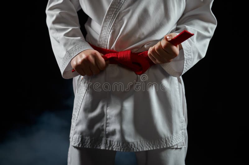 cráneo Abigarrado Más bien Luchador De Karate En Kimono Blanco Con Cinturón Rojo Foto de archivo -  Imagen de sacador, kimono: 218233786