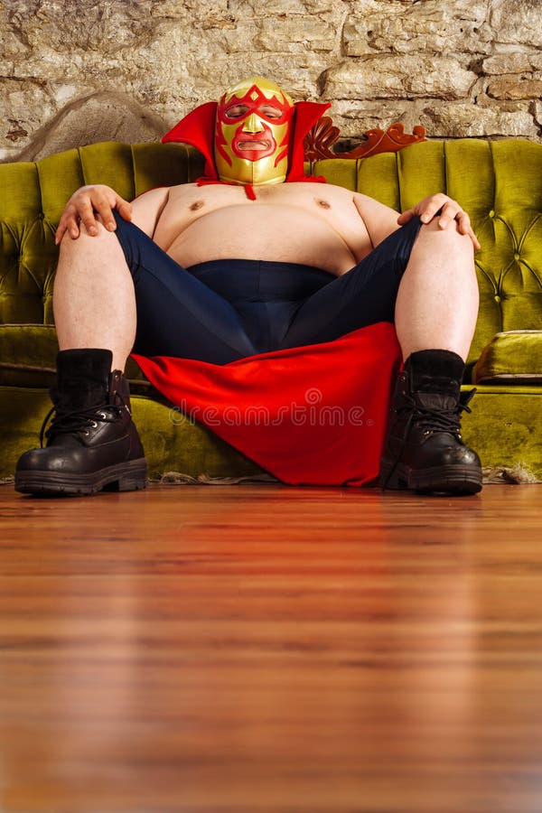 Luchadorzitting op een laag stock afbeeldingen Luchadorzitting op een laag stock afbeeldingen