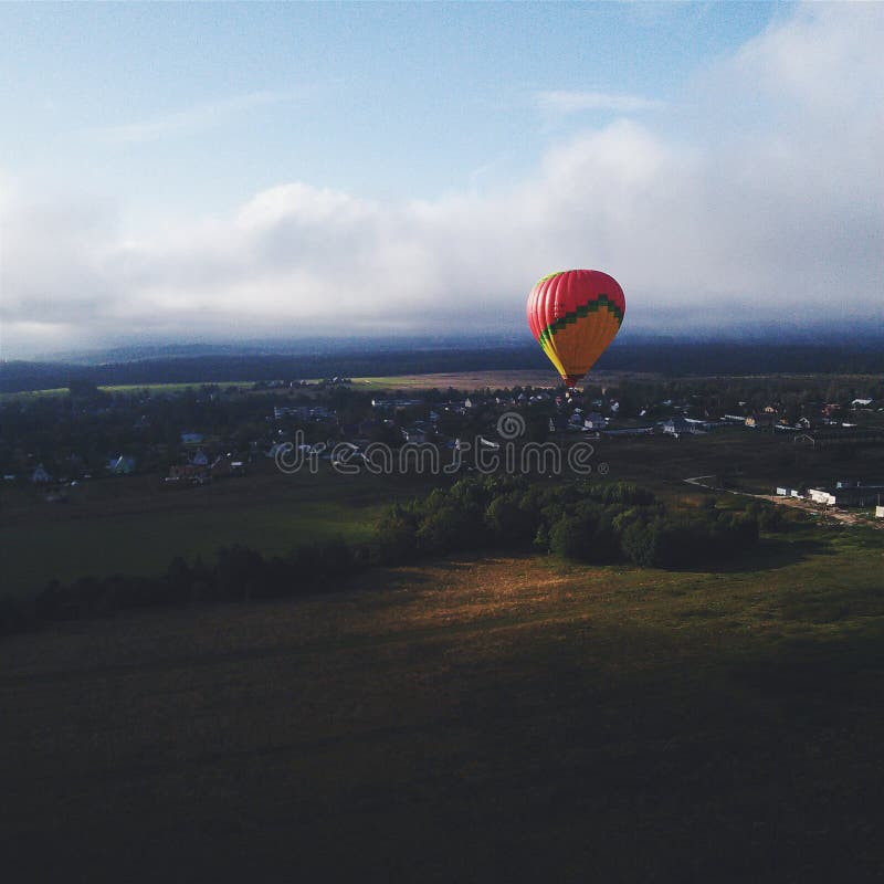 Lucht baloon in bewolkte hemel royalty-vrije stock fotografie
