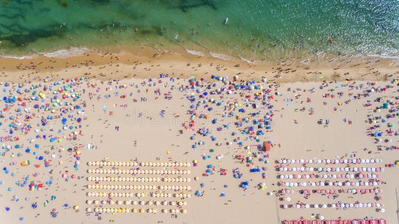 lucht Conceptuele mening van de hemel van het strand en de toeristen royalty-vrije stock foto's lucht Conceptuele mening van de hemel van het strand en de toeristen royalty-vrije stock foto's