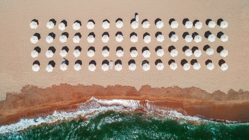 Lucht hoogste mening over het strand Paraplu's, zand en overzeese golven stock foto's Lucht hoogste mening over het strand Paraplu's, zand en overzeese golven stock foto's