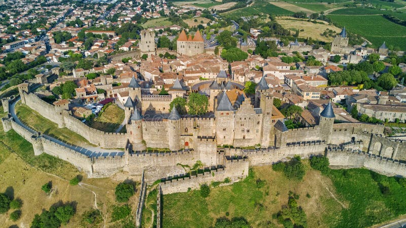 Lucht Hoogste Mening Van Middeleeuws Stad Van Carcassonne En Vestingskasteel Van Hierboven, Frankrijk Stock Foto - Image of steen, toerisme: