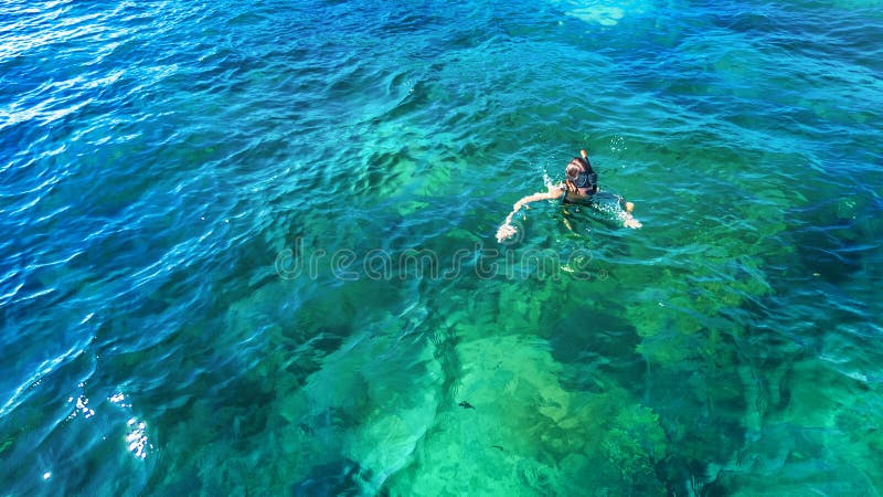 Lucht hoogste mening van vrouw het snorkelen van hierboven, meisje die snorkeler in een duidelijk tropisch zeewater met koralen z royalty-vrije stock afbeeldingen Lucht hoogste mening van vrouw het snorkelen van hierboven, meisje die snorkeler in een duidelijk tropisch zeewater met koralen z royalty-vrije stock afbeeldingen