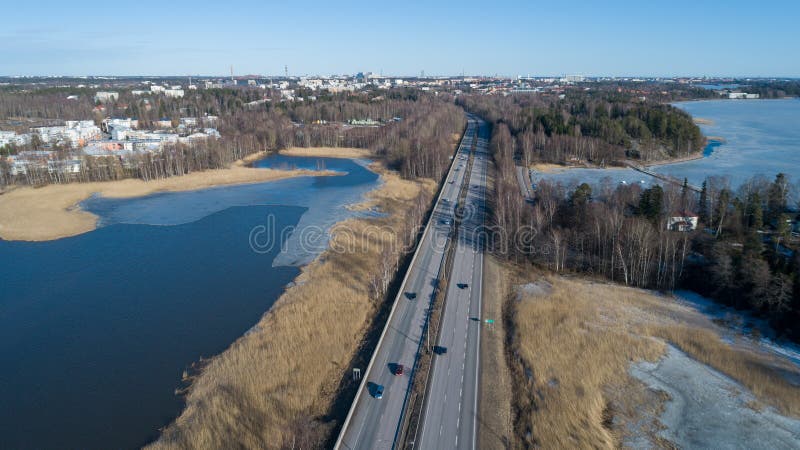 Lucht hoogste mening van weg Zonnige de lentedag Weergeven van hierboven, auto'sverkeer stock afbeeldingen Lucht hoogste mening van weg Zonnige de lentedag Weergeven van hierboven, auto'sverkeer stock afbeeldingen
