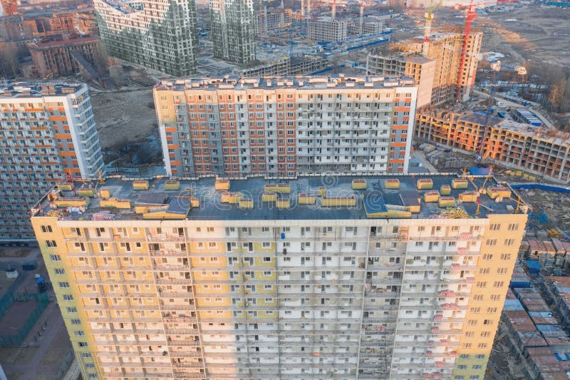 Lucht hoogste meningsbouw op grote schaal van een wooncomplex met een mening van bouwkranen stock afbeeldingen Lucht hoogste meningsbouw op grote schaal van een wooncomplex met een mening van bouwkranen stock afbeeldingen