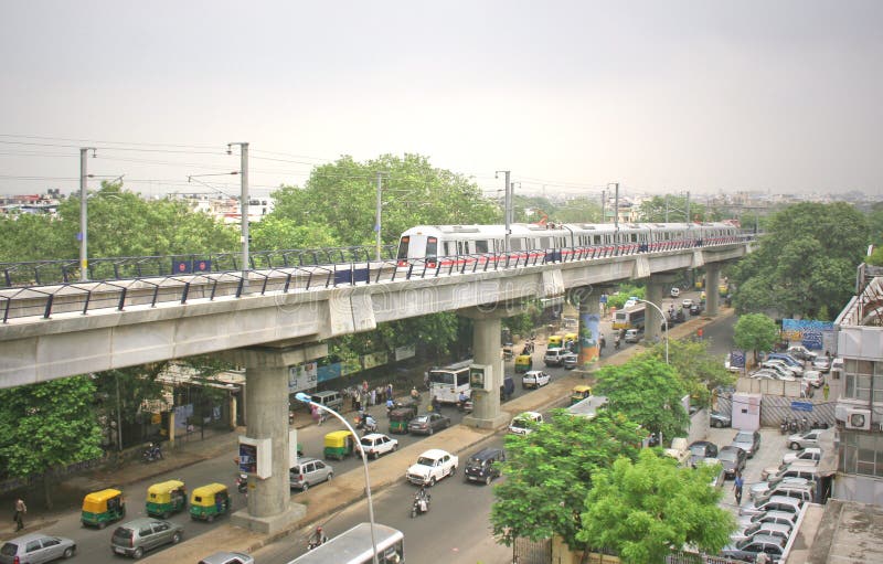 Lucht metro treinsysteem in nieuwe dlehi India stock fotografie Lucht metro treinsysteem in nieuwe dlehi India stock fotografie