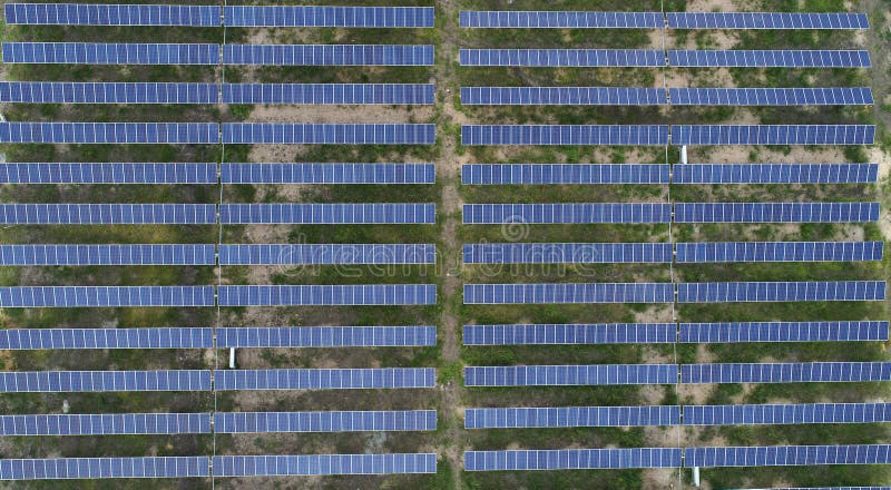 Luchtaanzicht van zonne-energie- of zonne-energiecentrale bij Raichur, India royalty-vrije stock afbeelding Luchtaanzicht van zonne-energie- of zonne-energiecentrale bij Raichur, India royalty-vrije stock afbeelding