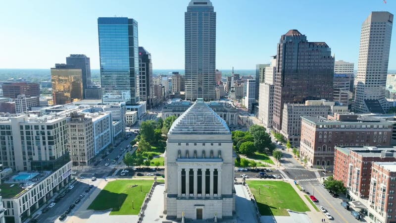 Luchtbaan foto van indiana oorlogsmonument in het centrum van indianapolis