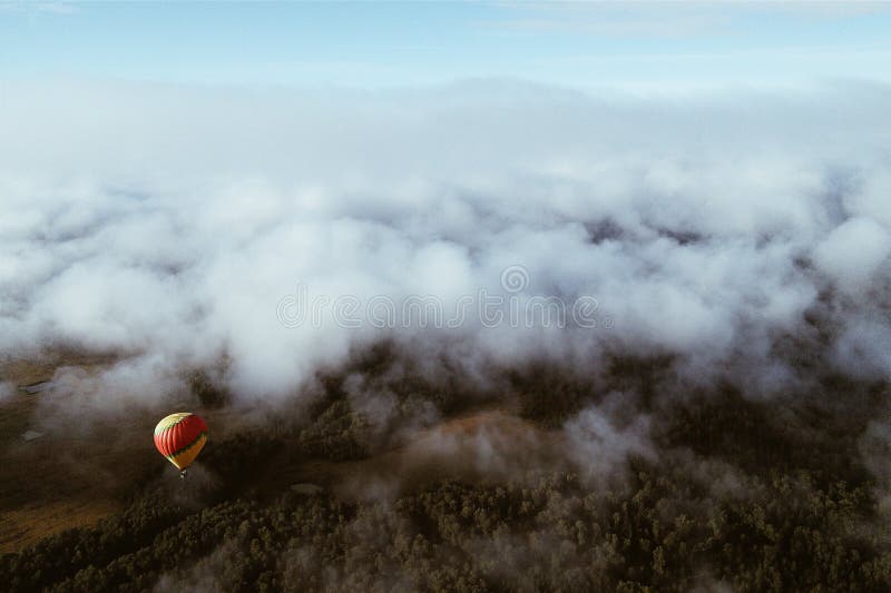 Luchtballon die in bewolkte hemel vliegen royalty-vrije stock foto's