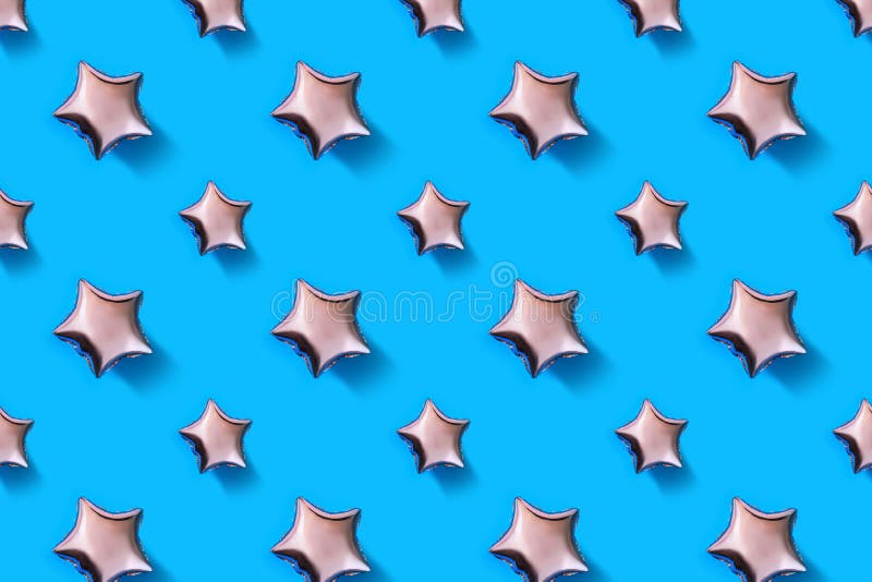 Luchtballons van ster gevormde folie op pastelkleur blauwe achtergrond Minimalisticsamenstelling van metaalballon De viering van stock foto Luchtballons van ster gevormde folie op pastelkleur blauwe achtergrond Minimalisticsamenstelling van metaalballon De viering van stock foto