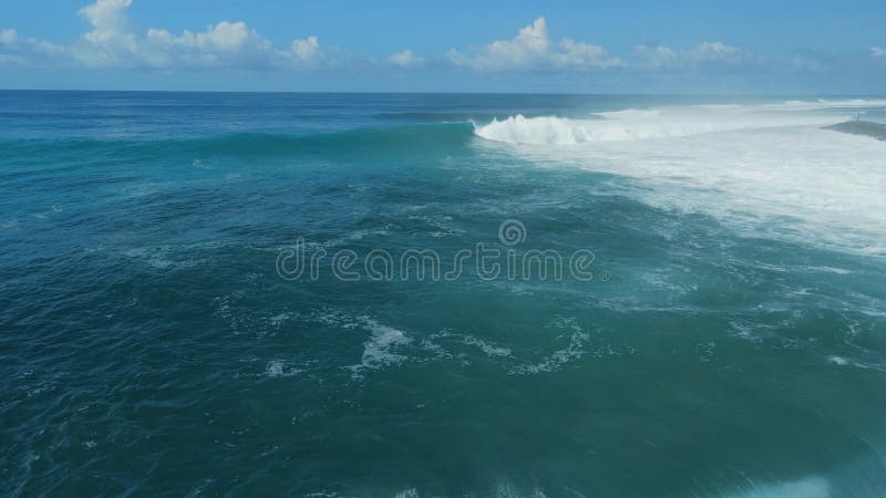 Luchtbeeld van de oceaan met grote perfecte golven. krachtige put voor surfen in de oceaan