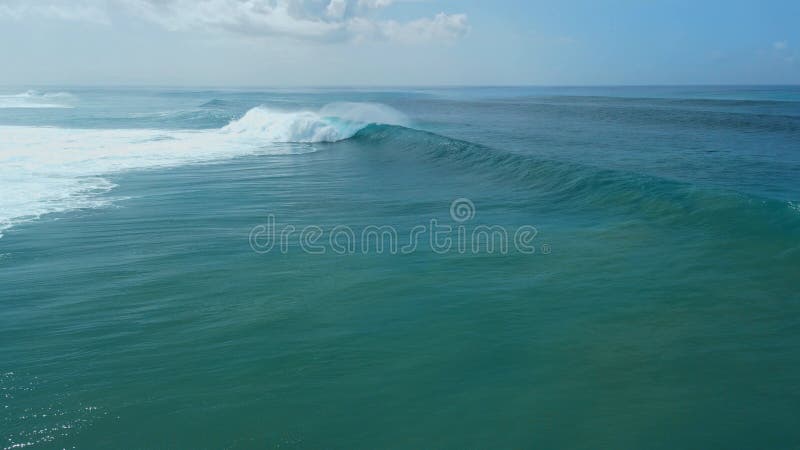 Luchtbeeld van de oceaan met perfecte golven in bali. krachtige put voor surfen in de oceaan