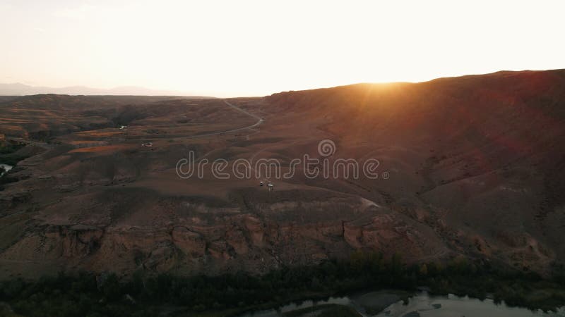 Luchtbeeld van het verbazingwekkende canyon in centraal - azië. bergen in een geweldig canyon vanuit de zonnehoek. charyn