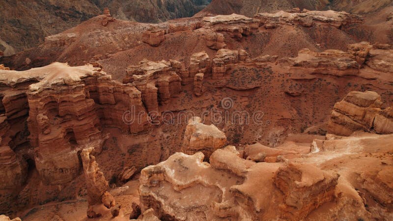 Luchtbeeld van het verbazingwekkende canyon in centraal - azië. bergen in een geweldig canyon vanuit de zonnehoek. charyn