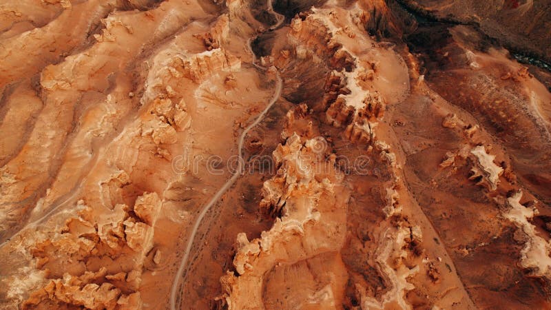 Luchtbeeld van het verbazingwekkende canyon in centraal - azië. bergen in een geweldig canyon vanuit de zonnehoek. charyn