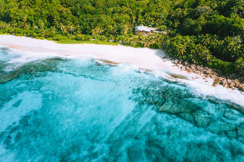 Luchtfoto van bizar paradijs tropisch strand Anse Bazarca bij Mahe-eiland, Seychellen Wit zand, turkoois water stock afbeeldingen Luchtfoto van bizar paradijs tropisch strand Anse Bazarca bij Mahe-eiland, Seychellen Wit zand, turkoois water stock afbeeldingen