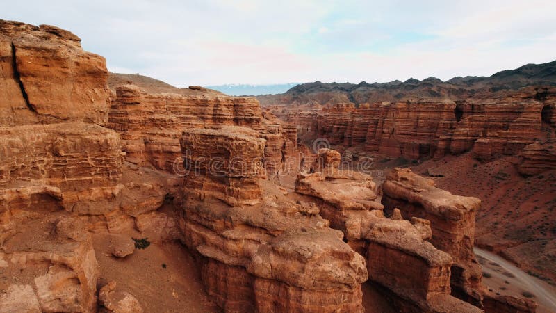 Luchtfoto van de verbazingwekkende rotsen op de gouden uur zonsondergang canyon grand canyon. zonnevlucht. mooi