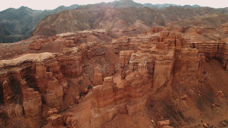 Luchtfoto van de verbazingwekkende rotsen op de gouden uur zonsondergang canyon grand canyon. zonnevlucht. mooi