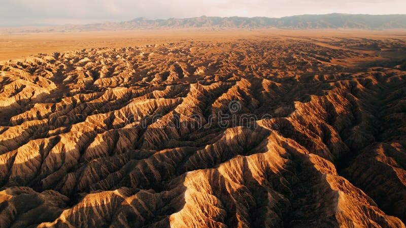 Luchtfoto van de verbazingwekkende rotsen op de gouden uur zonsondergang canyon grand canyon. zonnevlucht. mooi