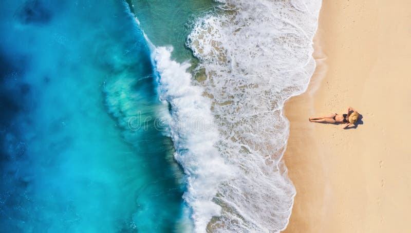 Luchtfoto van een meisje op het strand Zeebrasem en turkooiswater Bovenaanzicht van drone op strand, azure zee en ontspannen meis