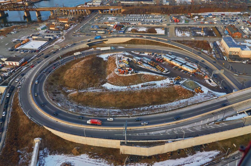 Luchtfoto van gebogen snelweg met auto's in New Jersey, Verenigde Staten stock foto's Luchtfoto van gebogen snelweg met auto's in New Jersey, Verenigde Staten stock foto's