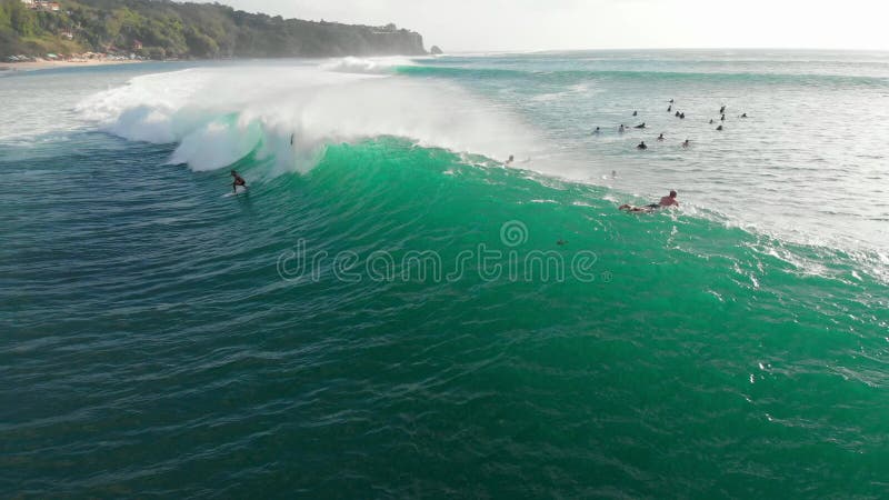 Luchtfoto van golven in de oceaan en surfers Surfen en golven