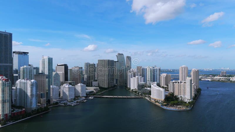 Luchtfoto van indrukwekkende metropolitan langs waterfront in miami. trendy brickell-buurt met