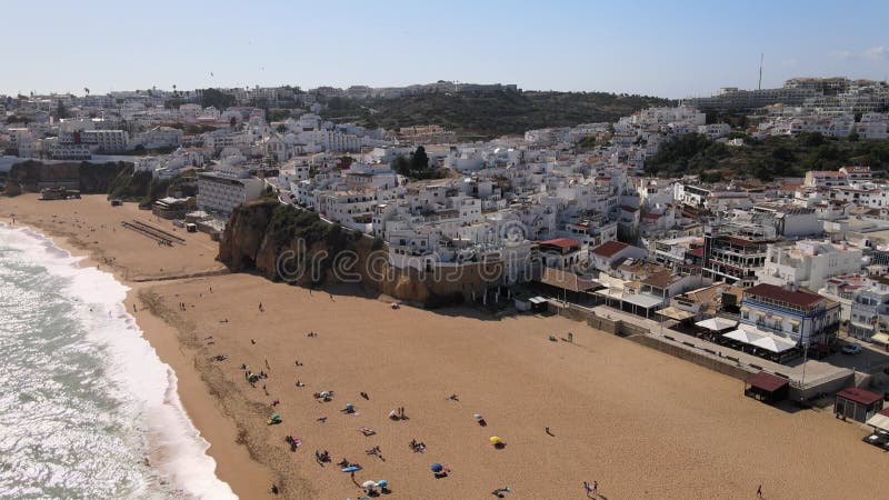 Luchtfoto van pier en strand in albufeira portugal