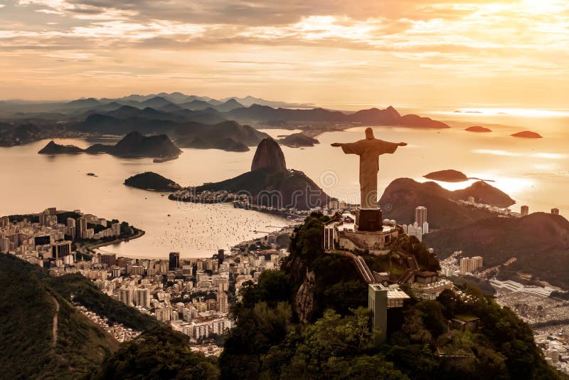 Luchtfoto van Rio de Janeiro met Christus Redeemer en het Corcovado-gebergte