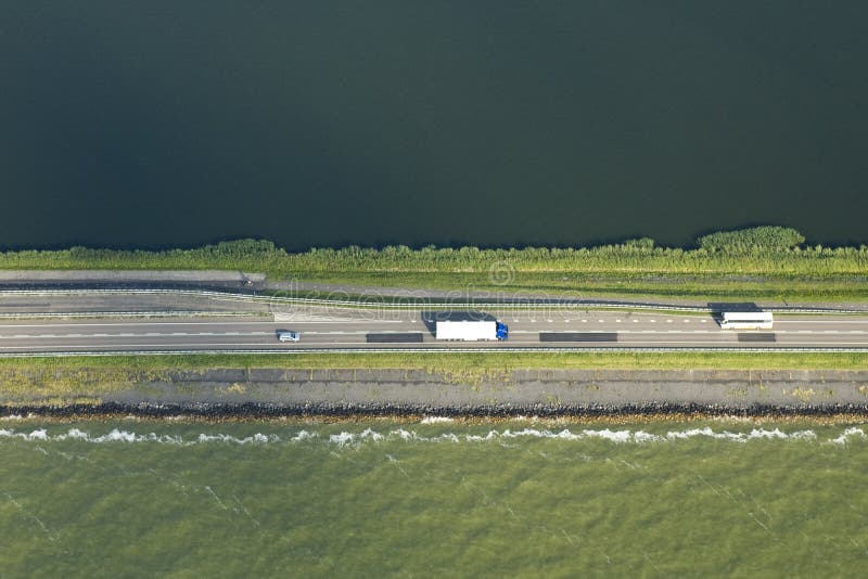 Luchtfoto фургон Afsluitdijk, воздушное фото Afsluitdijk стоковая фотография rf Luchtfoto фургон Afsluitdijk, воздушное фото Afsluitdijk стоковая фотография rf
