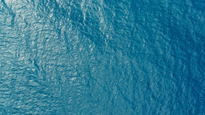 Luchthommelbeeld van het diepe blauwe duidelijke overzeese oceaanwater met het kleine golven rollen royalty-vrije stock foto Luchthommelbeeld van het diepe blauwe duidelijke overzeese oceaanwater met het kleine golven rollen royalty-vrije stock foto