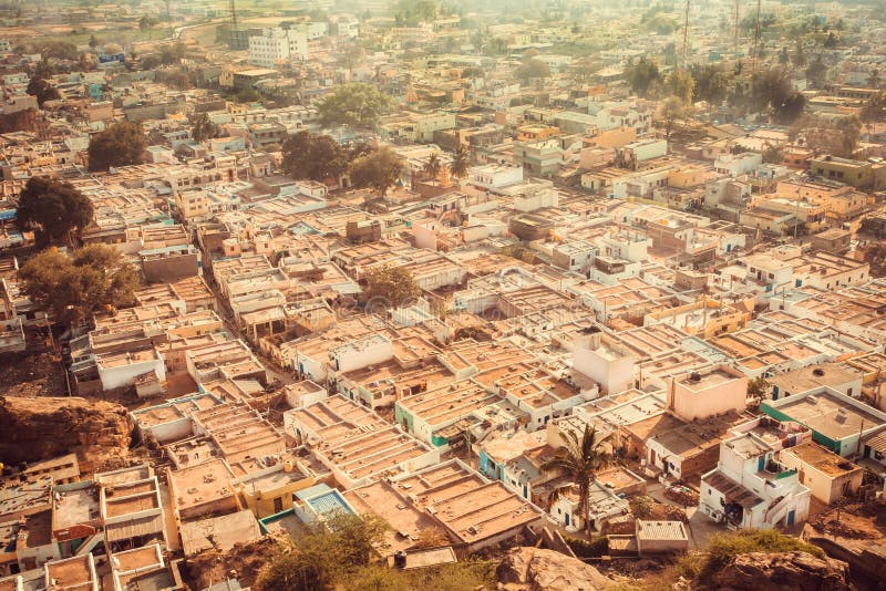 Luchtmening over stad Badami met steenhuizen en smalle straat in staat Karnataka Cityscape van India stock foto Luchtmening over stad Badami met steenhuizen en smalle straat in staat Karnataka Cityscape van India stock foto