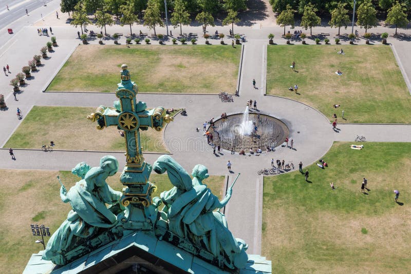 Luchtmening van Berliner Dom bij het centrale Eiland Berlijn van het pleinmuseum stock afbeelding Luchtmening van Berliner Dom bij het centrale Eiland Berlijn van het pleinmuseum stock afbeelding