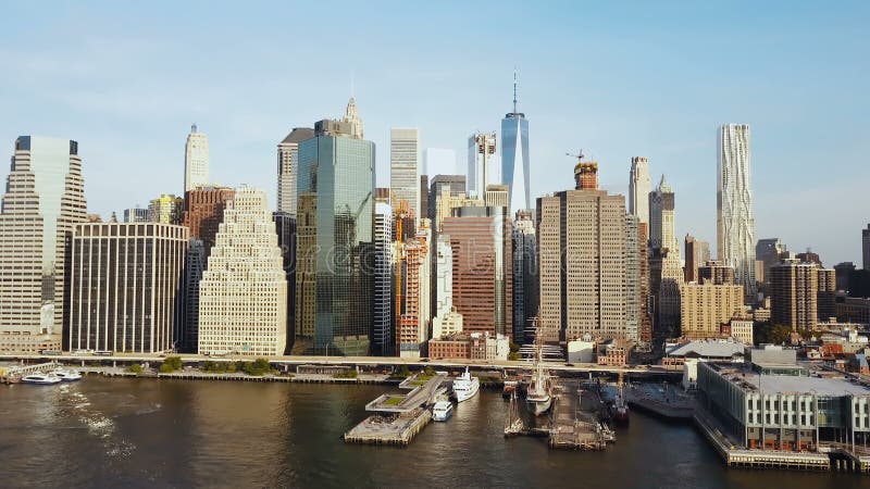 Luchtmening van beroemde stad van Bedrijfs New York, Amerika, Manhattan district Hommel die laag over de de rivier en pijler van
